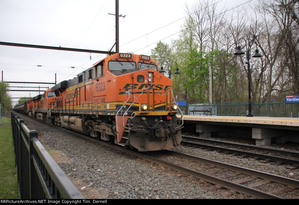 BNSF 6323 leads B118